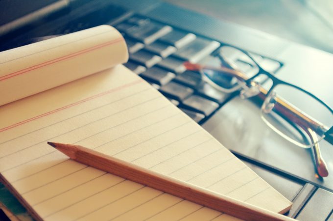 ノートとメガネ、電卓